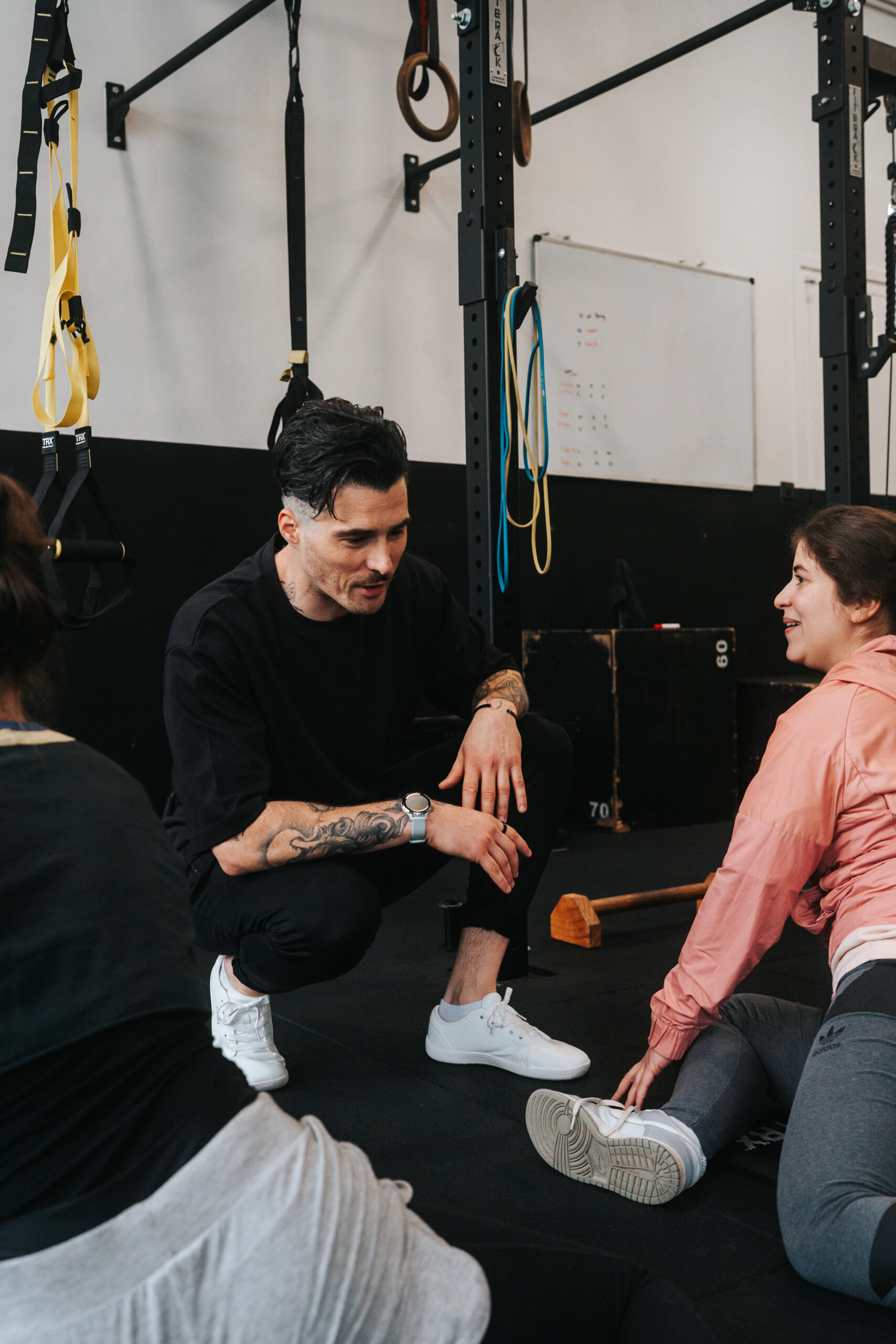 Max qui parle à une coachée accroupi